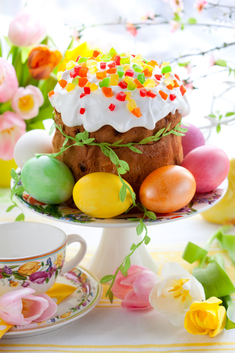 复活节蛋糕和彩蛋庆祝节日