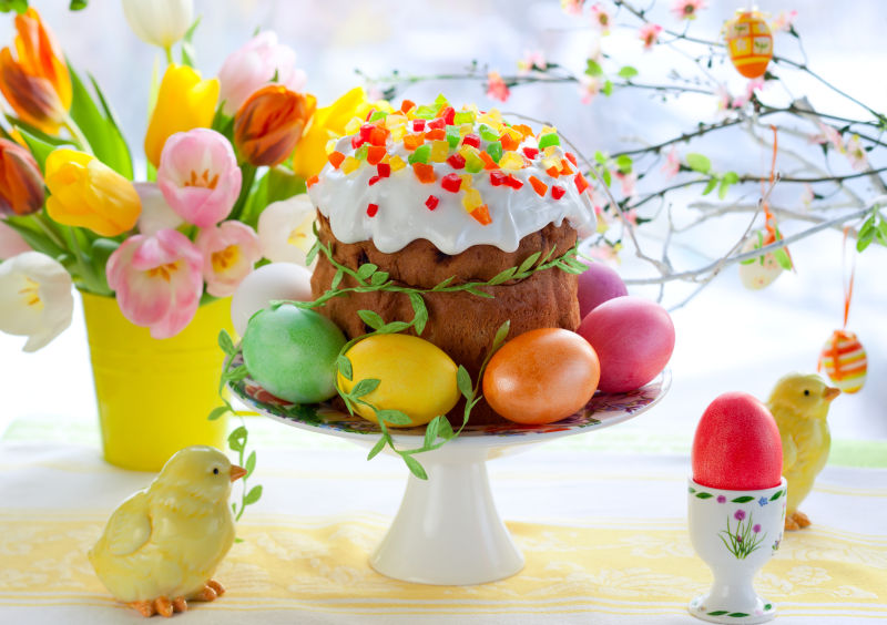 桌子上的复活节蛋糕和彩蛋