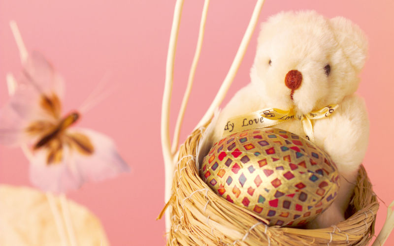 复活节彩蛋和可爱的玩偶熊