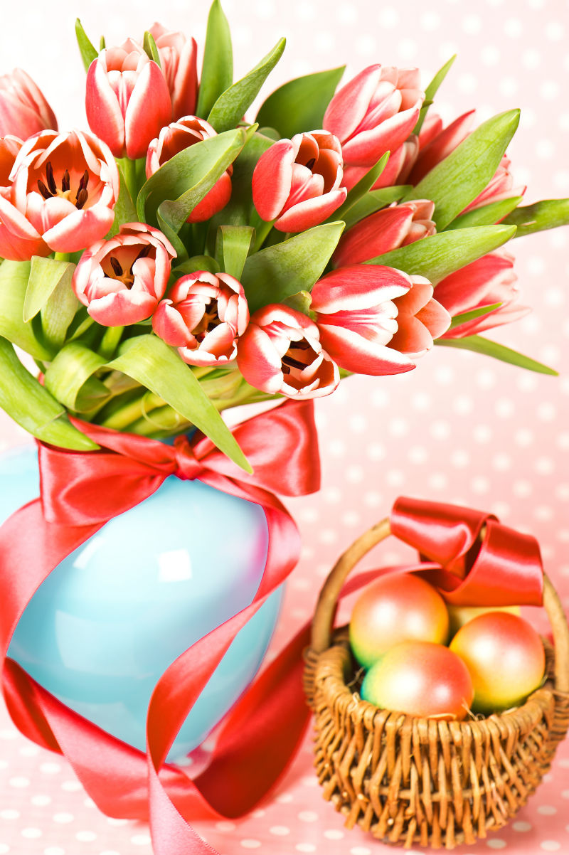 复活节彩蛋和美丽的花束