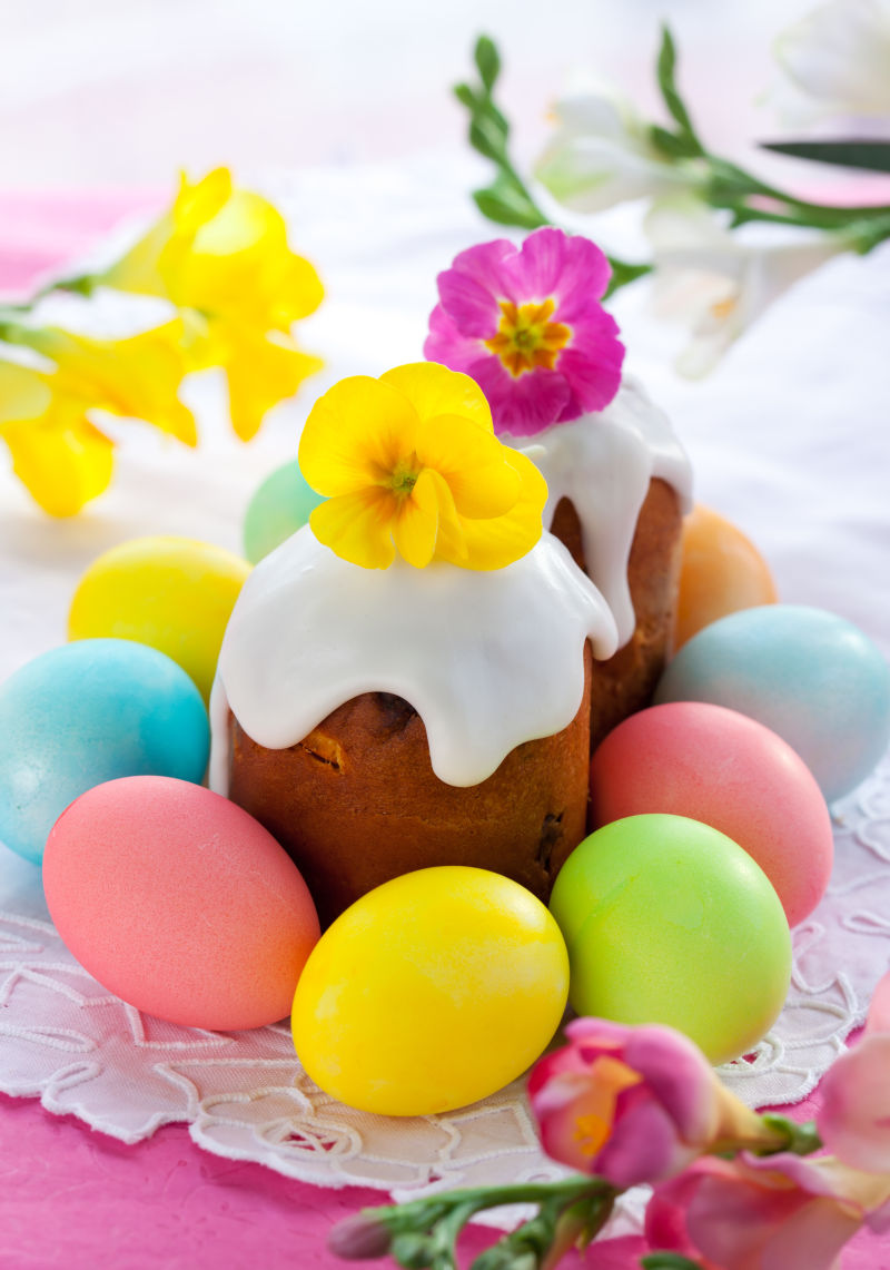 复活节蛋糕加糖霜和彩蛋