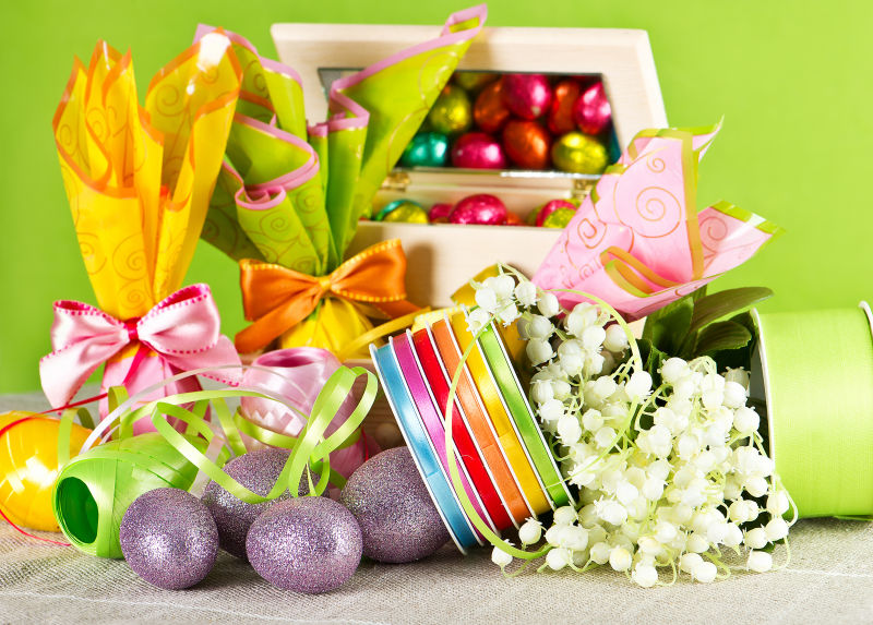 复活节彩蛋和彩色包装纸
