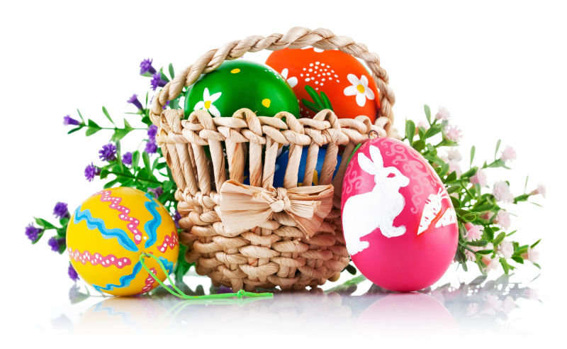 多彩的复活节彩蛋和篮子