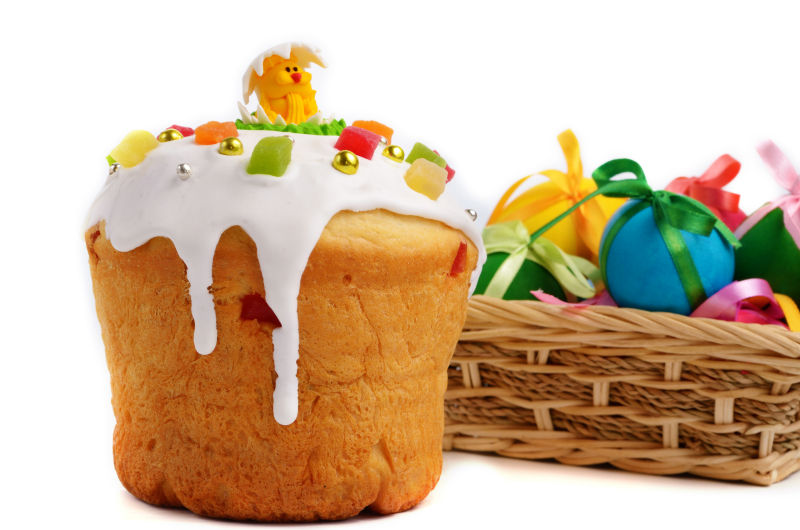 复活节蛋糕和彩蛋篮子