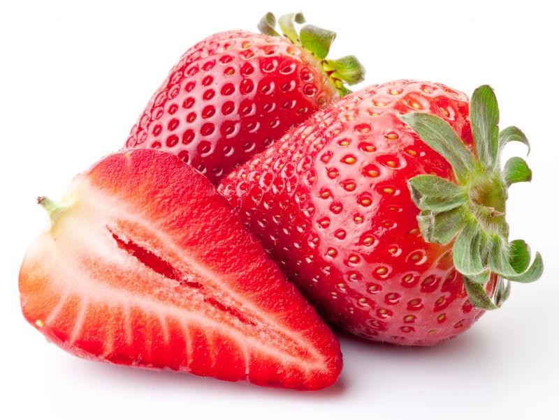 白色背景上新鲜的红色草莓
