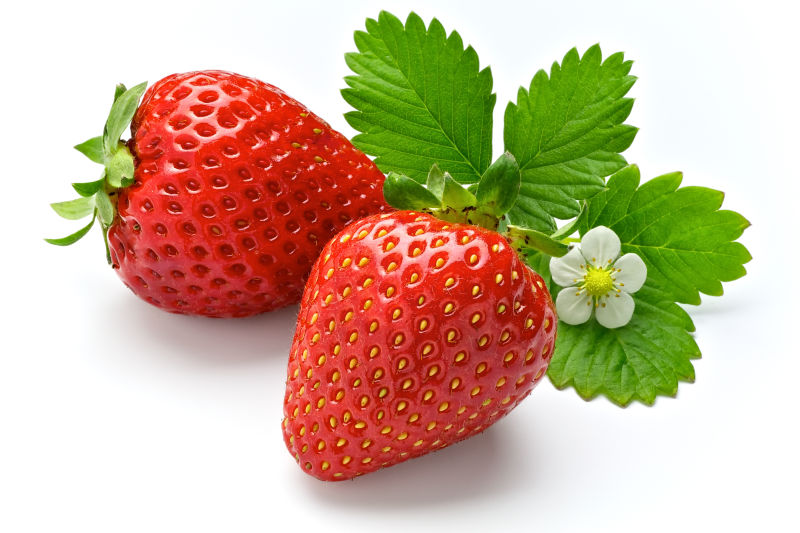 白色背景上新鲜成熟的草莓