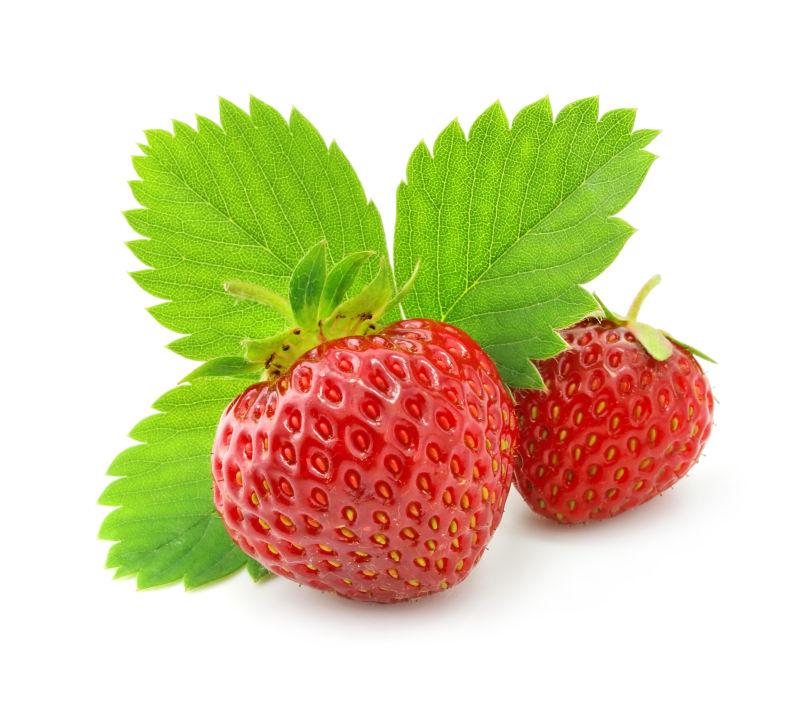 白色背景上带叶子可爱的小草莓