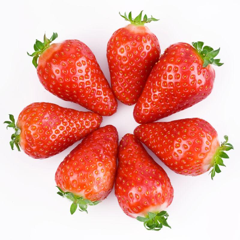 白色背景上新鲜的草莓围成圈