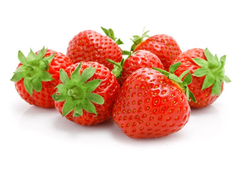 白色背景上的七颗新鲜的草莓