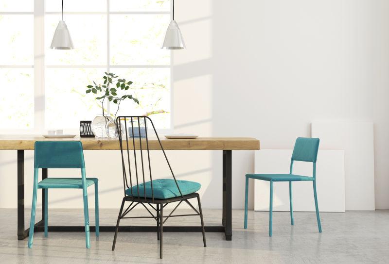 蓝色的椅子和木桌的明亮的室内设计
