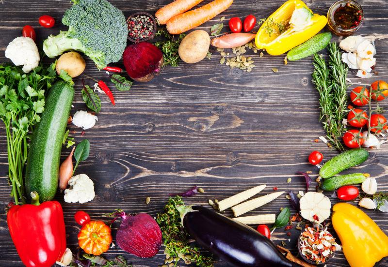 木桌上放着的健康有机蔬菜
