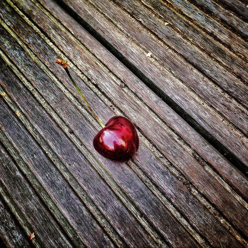 老旧木板上的一颗樱桃