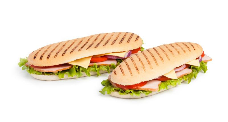 白色背景下两个美味的三明治