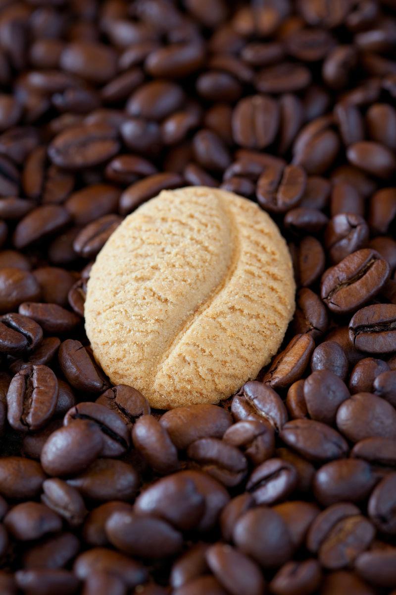 咖啡豆上的饼干