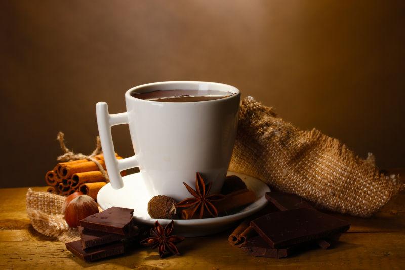 桌子上美味的咖啡和巧克力
