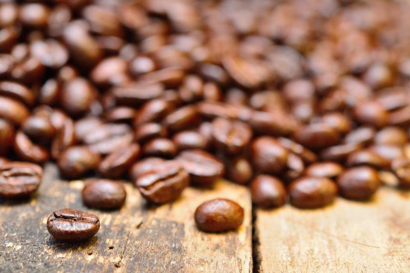散落在木桌上的咖啡豆