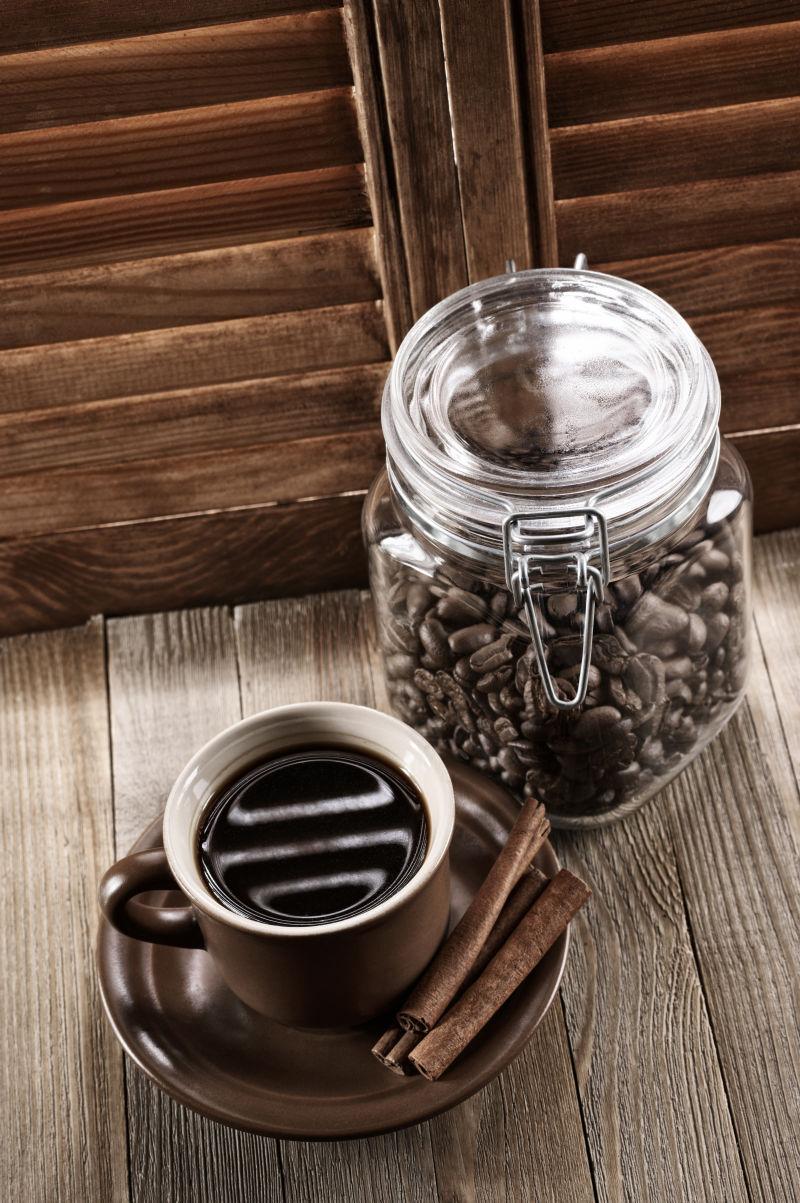桌子上的咖啡和玻璃瓶里的咖啡豆