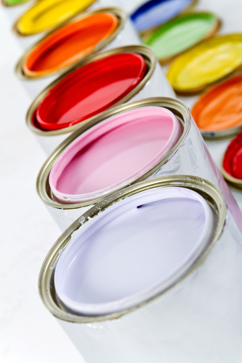 两排不同颜色的油漆罐