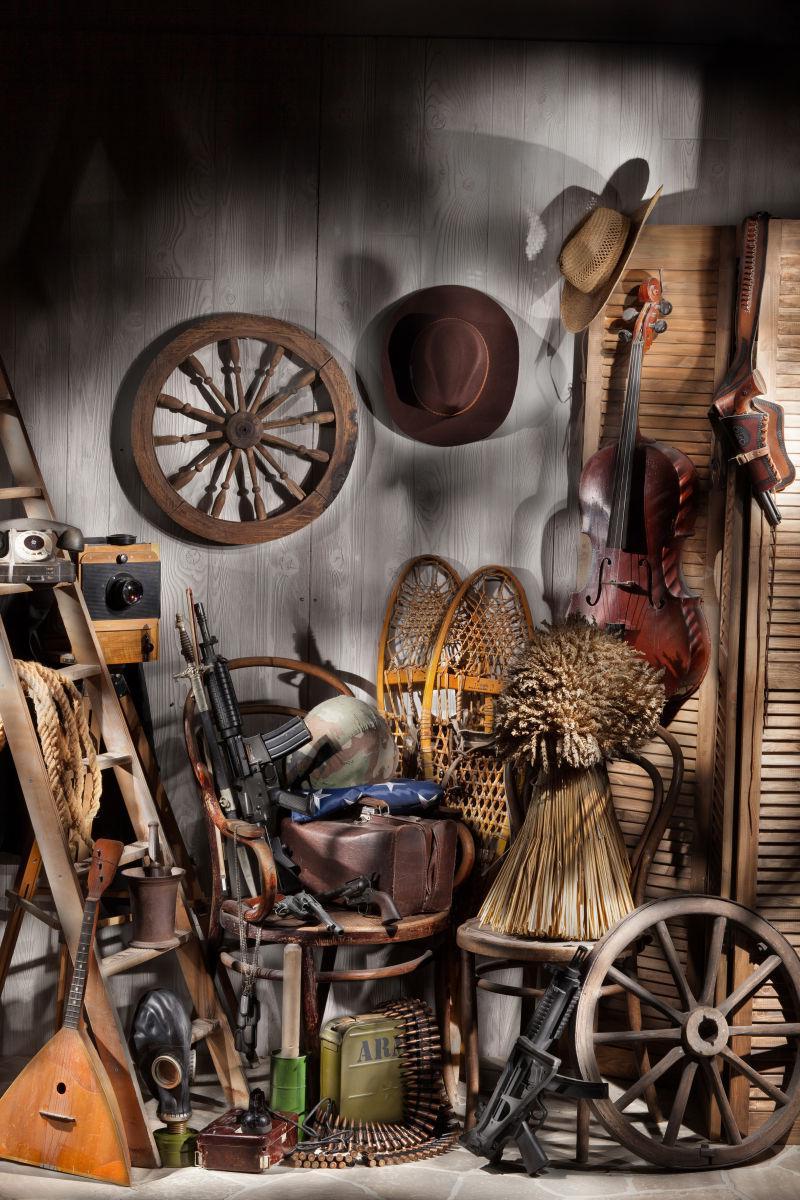 旧纺车轮子小提琴和梯子等旧物