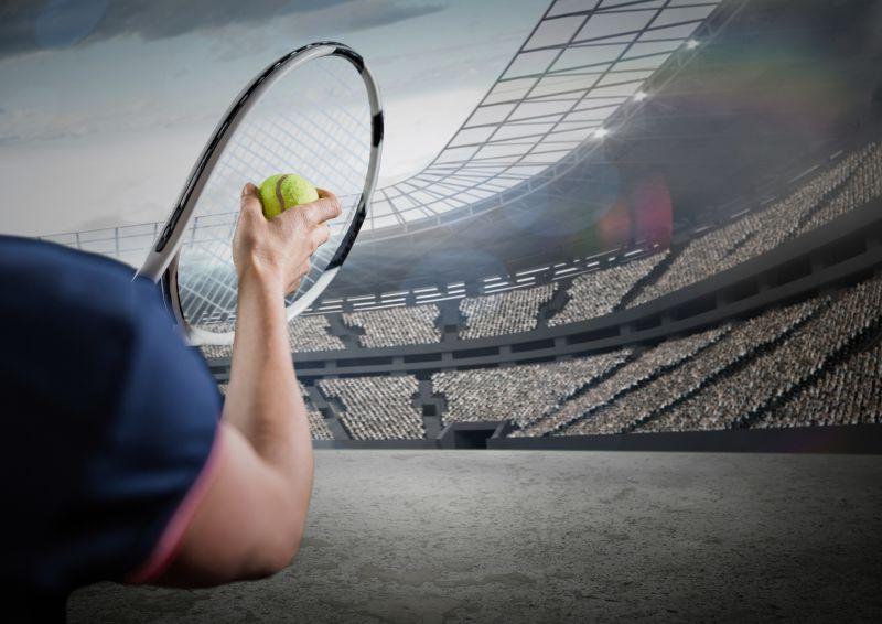 体育场网球运动员拿着网球和球拍