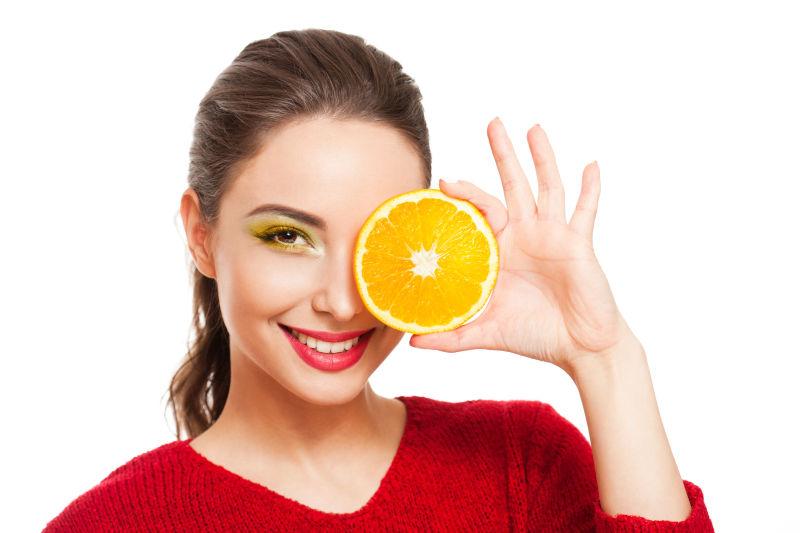 黄色眼影的微笑女人拿着柠檬