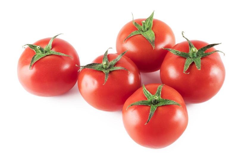 白色背景下的五个番茄