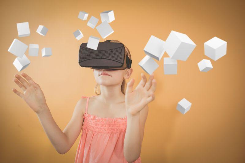 再弄个社背景下带着VR眼镜观看数字立方体的女孩子