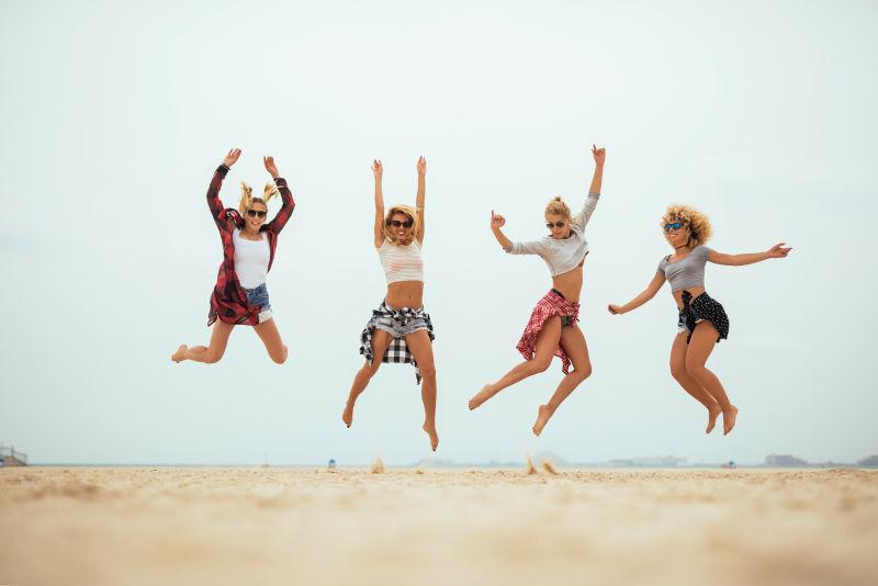四个最好的朋友在海滩上阳光灿烂的日子里玩得开心