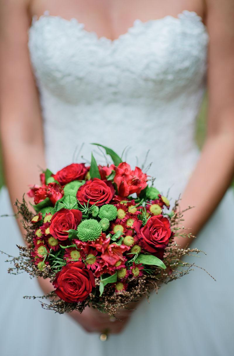 新娘手持红色结婚花束