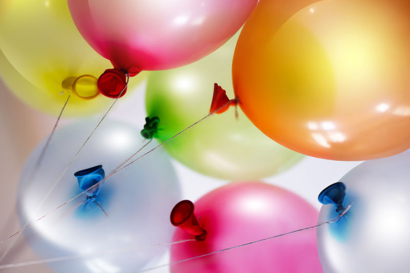 节日背景中的彩色气球