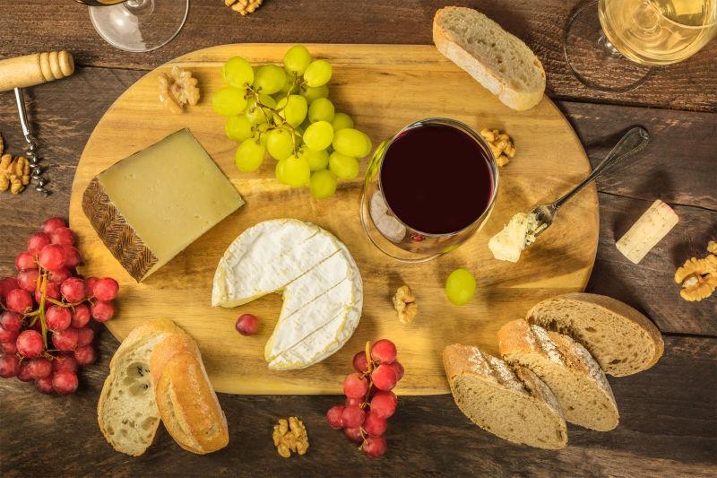 桌子上的一杯葡萄酒和奶酪面包
