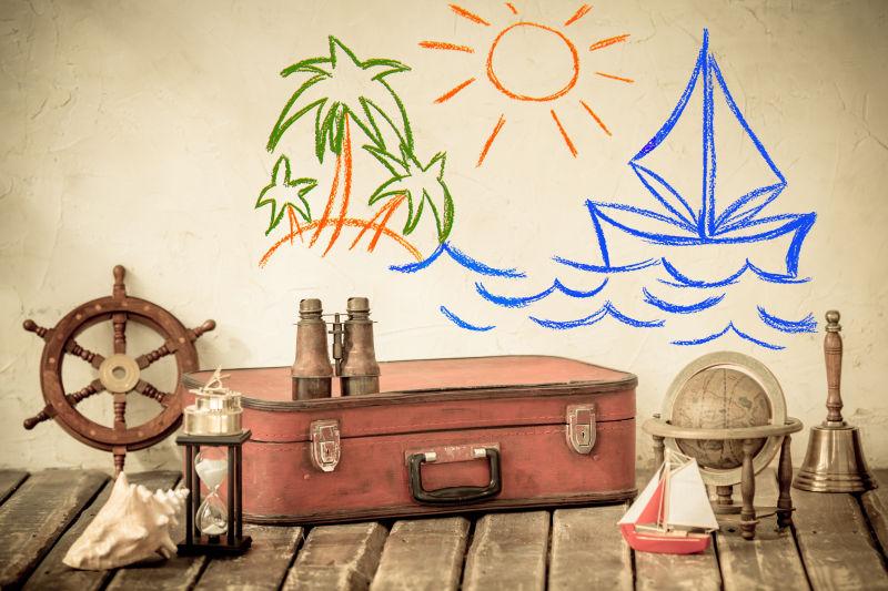 旧木板上的旅行皮箱和各种航海用品