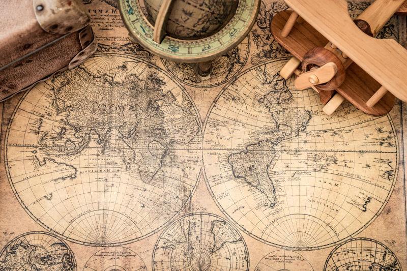 桌面上的航海地图
