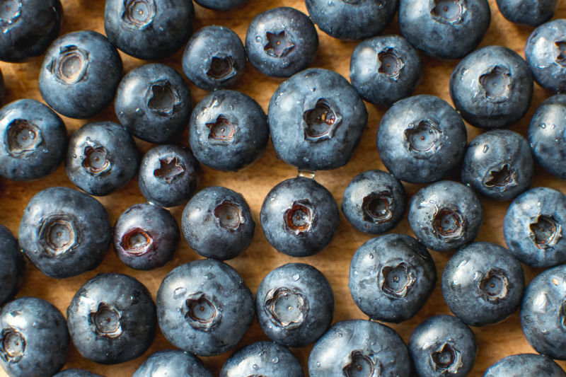 木桌上成熟的蓝莓