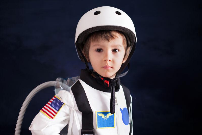 打扮成宇航员的男孩