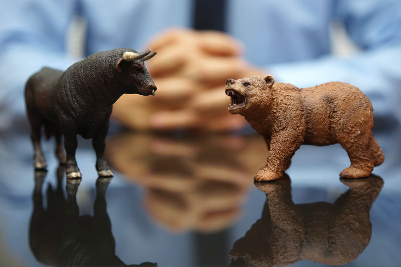 商人观望牛市和熊市股票概念