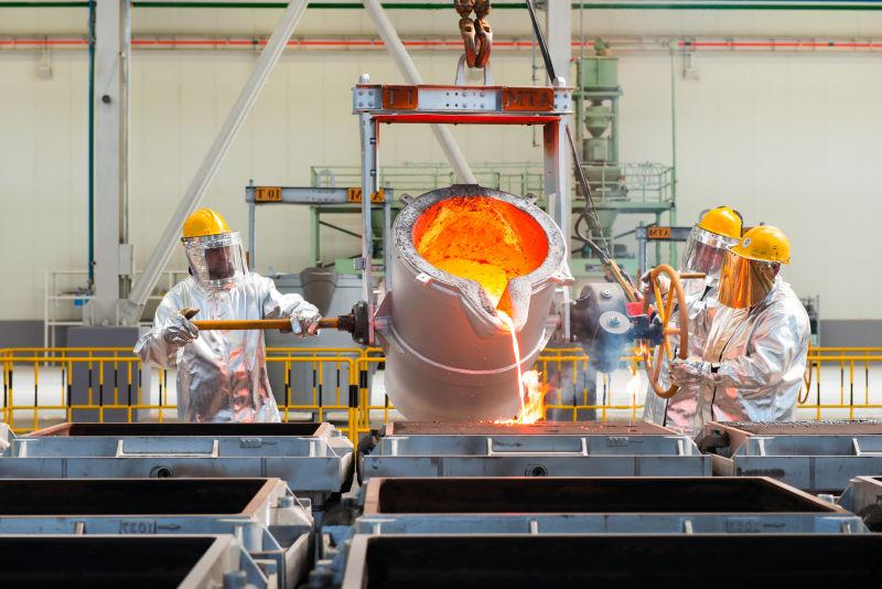 钢铁冶炼厂里的工人正在到热钢水