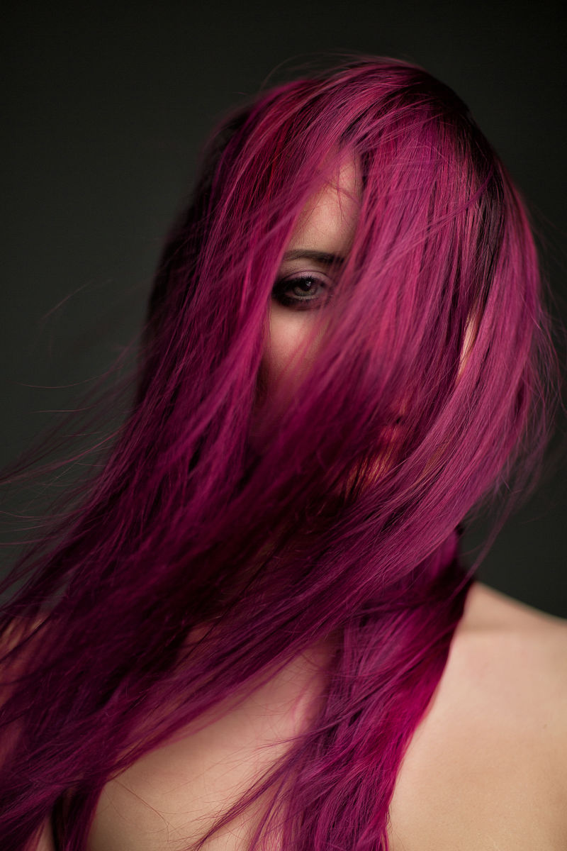 黑色背景下的紫罗兰色头发美女