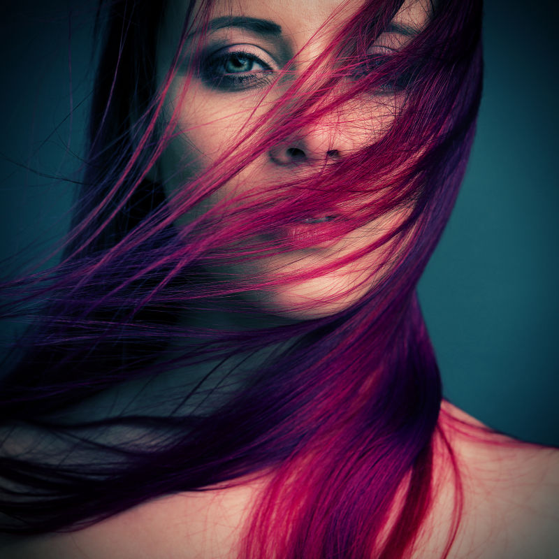 染着紫红色头发的美女