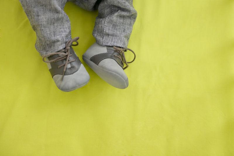 婴儿穿着灰色的鞋子