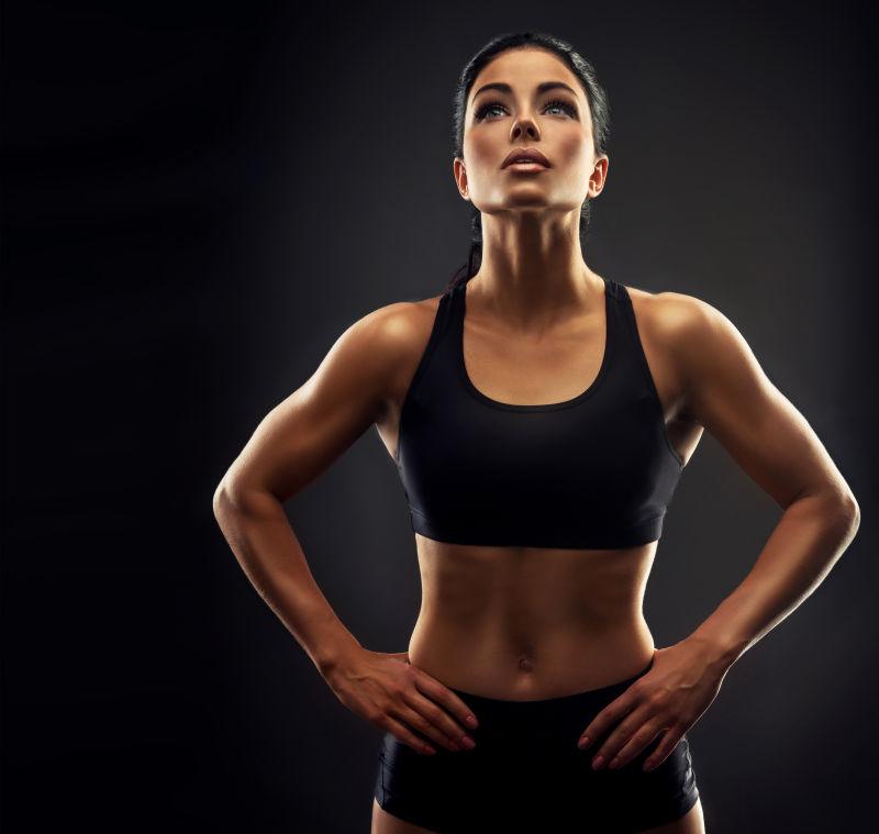 健身运动女人展示她训练有素的身体