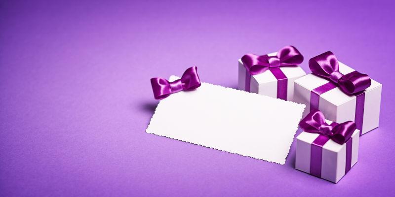 贺卡和紫色绸缎礼品