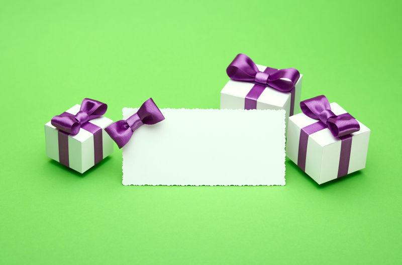 绿色背景下的明信片和礼物