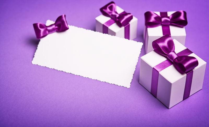 贺卡和一些紫色背景的礼物