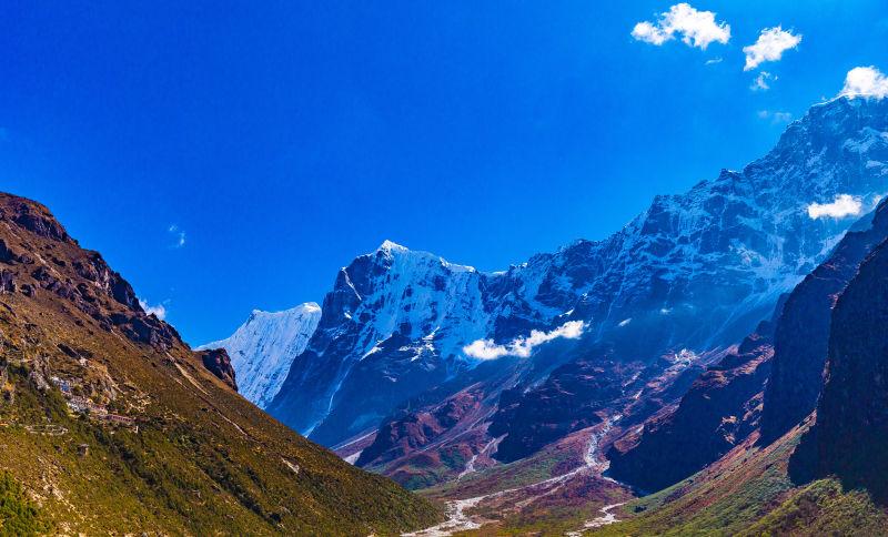 喜马拉雅山湛蓝的天空