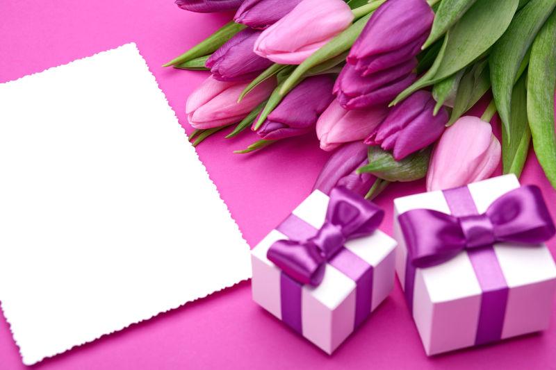 粉色背景中的鲜花卡片和礼物