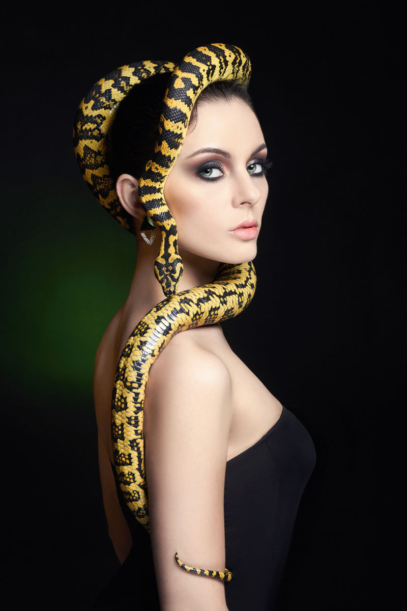 漂亮的女子与她的宠物蛇