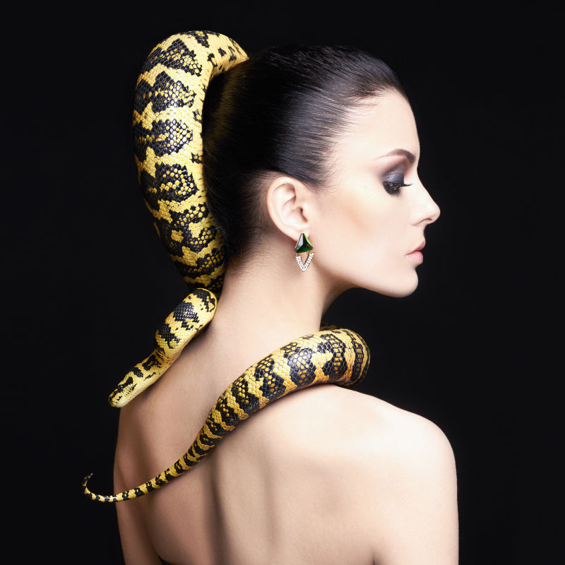 爬在美女头上的宠物蛇
