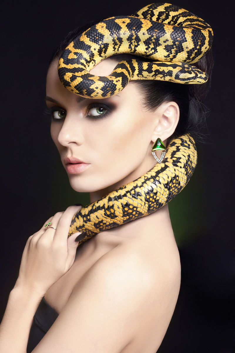 头上盘着一条蛇的美女