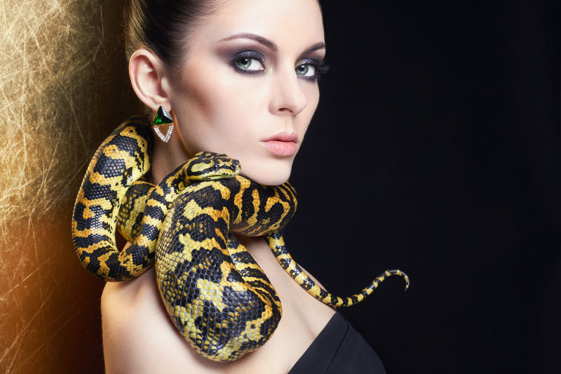漂亮的美女脖子上围着一条蛇